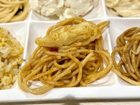 バイキング　盛り付けたミーゴレン ミーゴレン,焼きそば,エスニックの写真素材