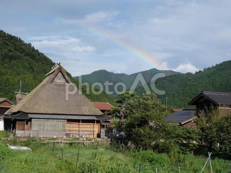 かやぶきの里で虹を見る。 かやぶき,茅葺,茅葺屋根の写真素材