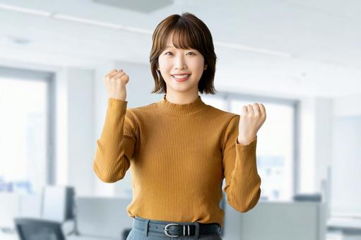 ガッツポーズをする女性・ビジネスウーマン 女性,ガッツポーズ,笑顔の写真素材