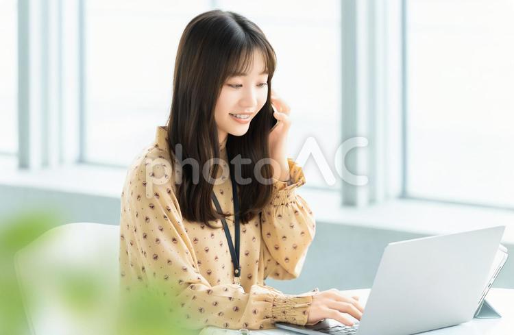 スマホで話す笑顔の女性・ビジネスウーマン 女性,スマホ,スマートフォンの写真素材