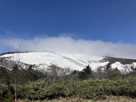 残雪の安達太良山へ登山12 残雪の安達太良山へ登山12 安達太良山,登山,トレッキングの写真素材