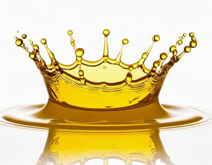 黄色い透明な液体のミルククラウンと波紋 黄色い透明な液体のミルククラウンと波紋の写真