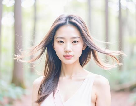 森林で癒される女性 森林で癒される女性の写真