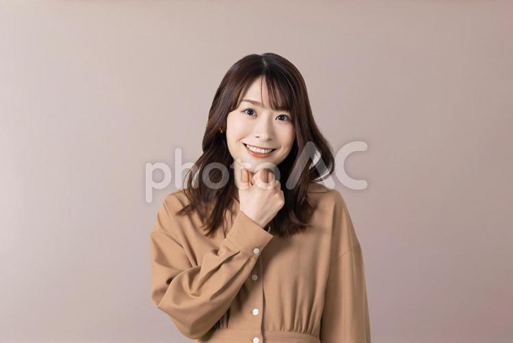 ワンピースを着たカメラ目線で笑顔の女性 女性,人物,笑顔の写真素材