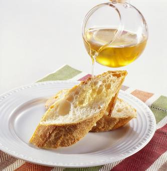 フランスパンにかけるはちみつ フランスパンにかけるはちみつ フランスパン,蜂蜜,はちみつの写真素材