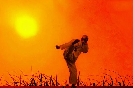 夕陽、空手、蹴り 空手,夕日,夕焼けの写真素材