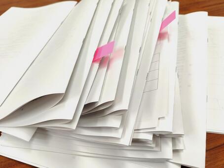 オフィス　印刷したばかり　小冊子　 オフィス,印刷したばかり,会議資料の写真素材