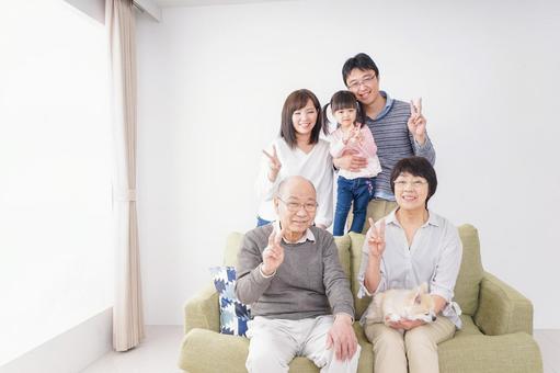 家族集合写真 マンション,嬉しい,二世帯住宅の写真素材