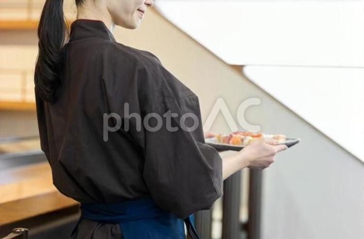 料理を運ぶ和食の従業員 和食,女性,料理の写真素材
