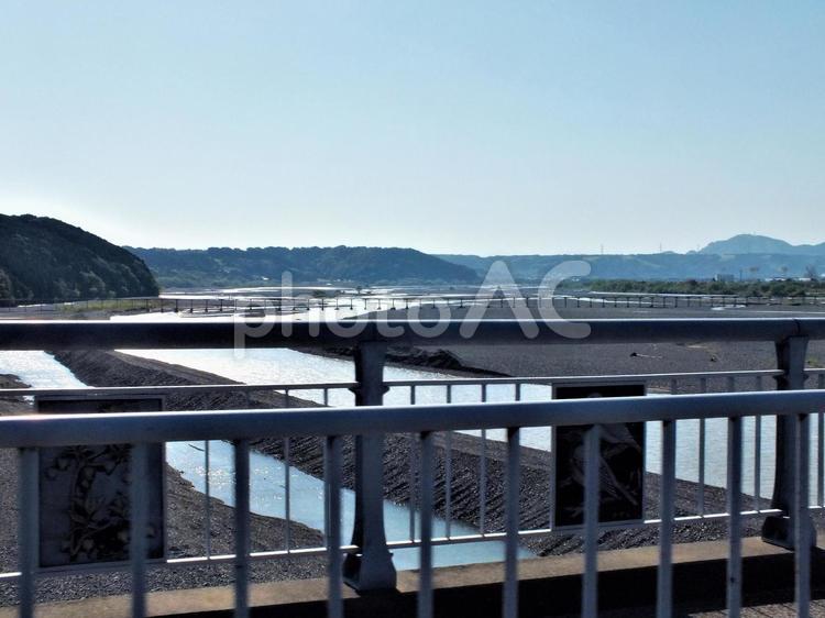 島田大橋から銭とり橋が見える川の風景 橋,蓬莱橋,木造歩道橋の写真素材