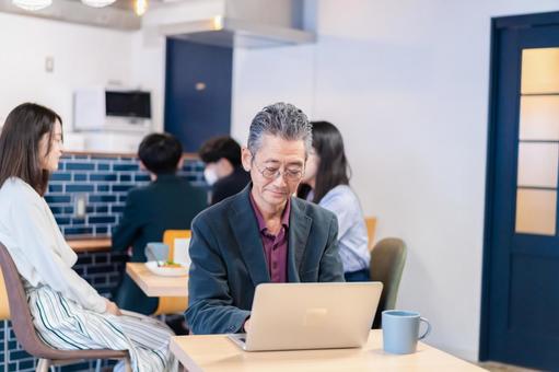 カフェで仕事をする中年男性 カフェで仕事をする中年男性 実業家,web,カップの写真素材