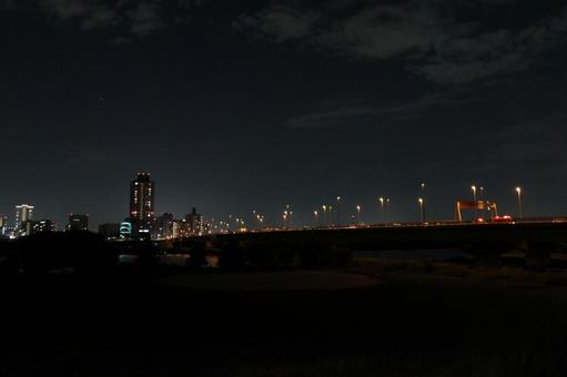 土手から見える橋の夜景 土手から見える橋の夜景の写真