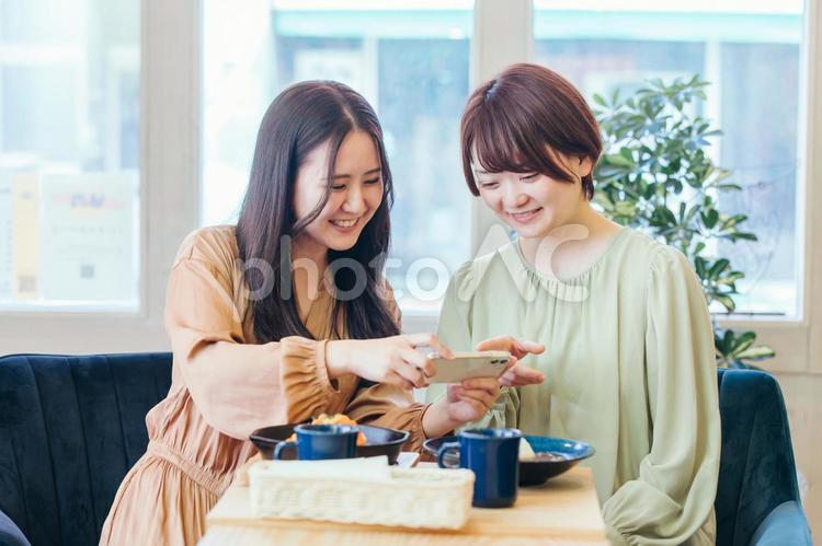 料理を撮影する女性 グルメ,料理,写真の写真素材