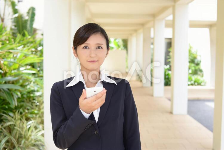 スマートフォンを持つビジネスウーマン 女性,ビジネスウーマン,女の写真素材