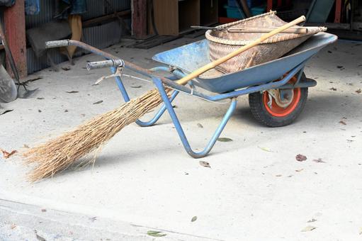 農作業小屋のブレーキ付き一輪車と竹ぼうき 一輪車,たけみ,刈り込みばさみの写真素材