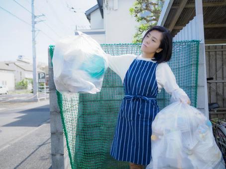 34:ゴミ捨てのマナーに戸惑う女性 34:ゴミ捨てのマナーに戸惑う女性 ゴミ,ゴミ捨て,マナーの写真素材