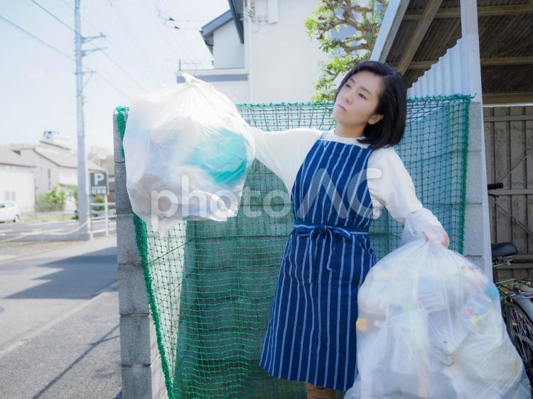 34：ゴミ捨てのマナーに戸惑う女性 ゴミ,ゴミ捨て,マナーの写真素材