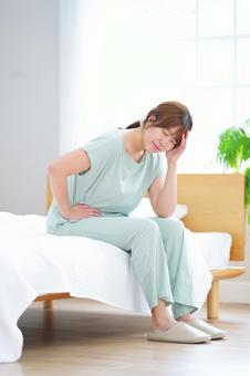 体調不良の女性 女性,頭痛,腹痛の写真素材