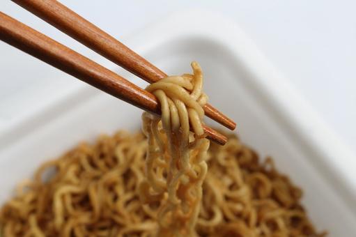 箸でつまんだインスタント麺 箸でつまんだインスタント麺 インスタント麺,麺,ヌードルの写真素材