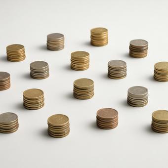 分散された資産(整列する硬貨の山) 分散された資産(整列する硬貨の山)の写真