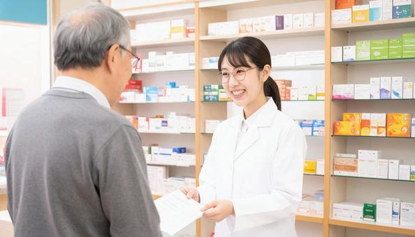 笑顔で働く薬剤師 笑顔で働く薬剤師の写真