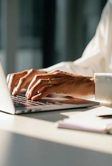 光が差し込む部屋でのビジネスワーク風景の写真