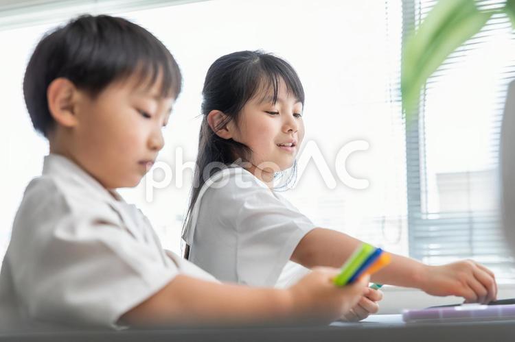 一生懸命勉強する子ども　studying 塾,学習塾,習い事の写真素材