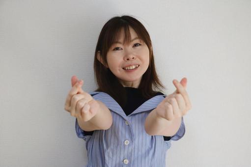 両手で指ハートする女性 ハート,キュン,指ハートの写真素材