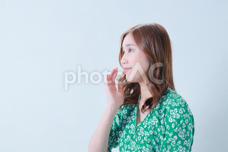 緑色のワンピースを着た若い女性の横顔 女性,日本人,若いの写真素材