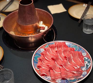 銅製火鍋と彩り皿に盛られた薄切り肉 銅製火鍋と彩り皿に盛られた薄切り肉 火鍋,鍋料理,薄切り肉の写真素材