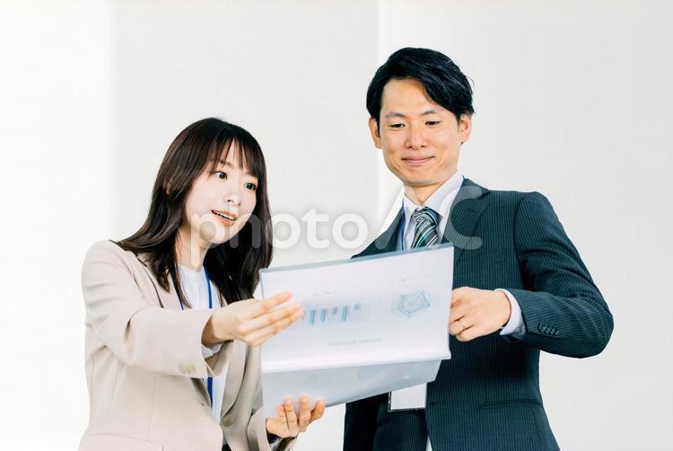 資料を見ながら話す男女のビジネスマン 男性,女性,ビジネスの写真素材