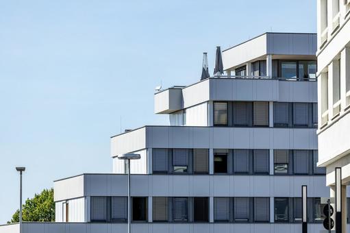段になった白い建物 段になった白い建物の写真