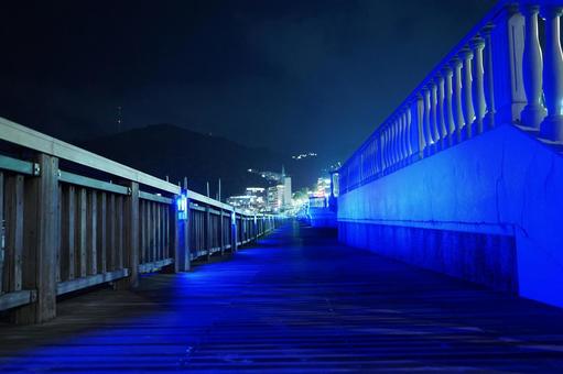 夜の熱海サンビーチのデッキ 夜の熱海サンビーチのデッキ 夜景,夜,熱海サンビーチの写真素材