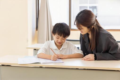 教室で先生と勉強する小学生の男の子 小学生,生徒,男の子の写真素材