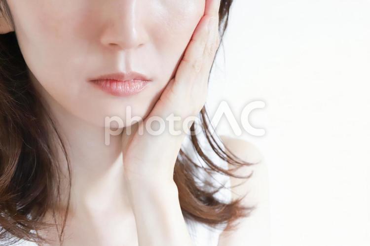 悩みがある女性 悩む,悩み,女性の写真素材