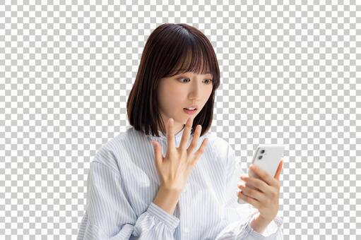 スマホを見て驚く女性 背景透過PSD 女性,人物,スマホの写真素材