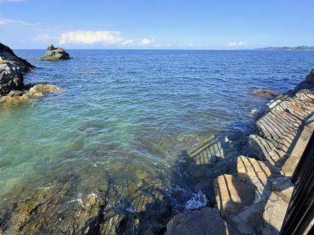 岩場と青く澄んだ海の風景 岩場と青く澄んだ海の風景 透き通る海,岩場,水面の写真素材