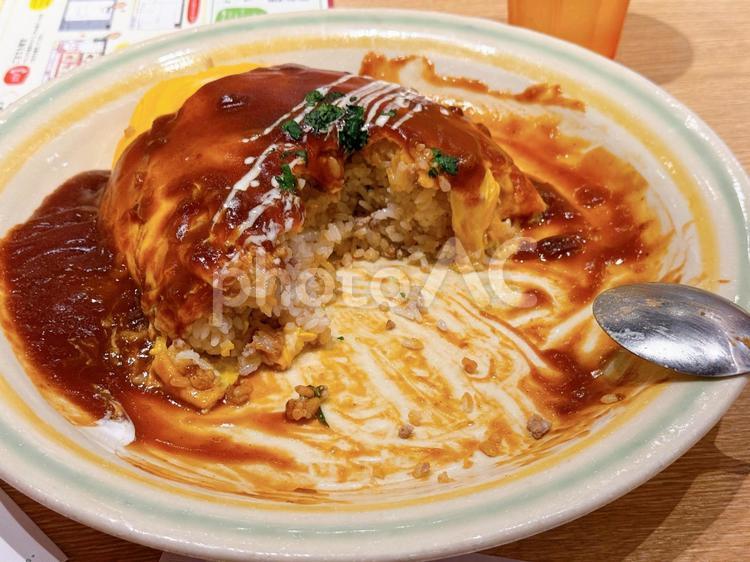 デミグラスソースのかかったオムライス 夕食,食べカス,フードロスの写真素材