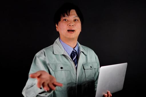 作業服の男性とパソコン 作業服の男性とパソコン 作業服,男性,パソコンの写真素材