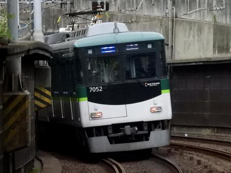 七条駅に向かう京阪7000系準急2 七条駅に向かう京阪7000系準急2 京阪電車,京阪本線,京阪電気鉄道の写真素材