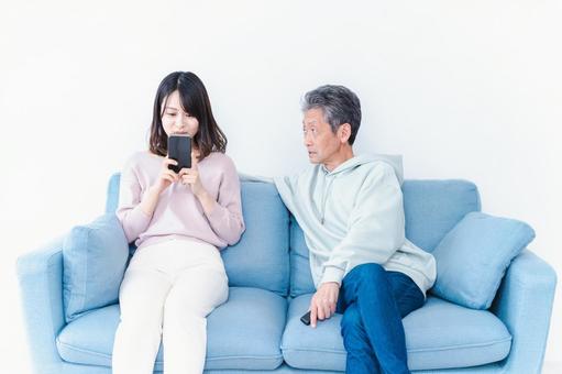 娘と父親 娘と父親 一緒,コピースペース,休みの写真素材