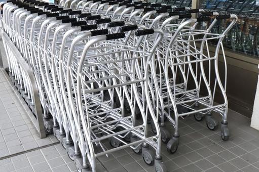 スーパーのカート置き場3 スーパーのカート置き場3の写真