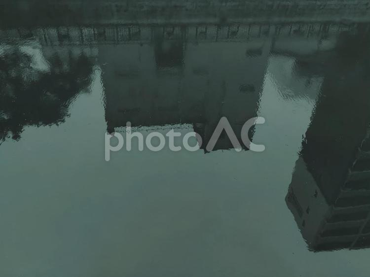 暗い水面 景色,風景,反射の写真素材