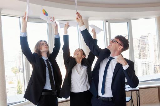 書類を高く上げ笑顔の男女 男女,外国人,ビジネスの写真素材