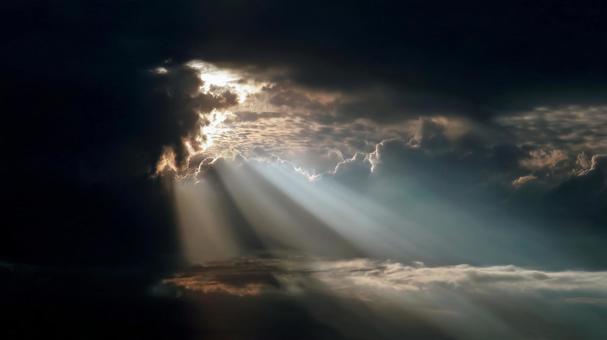 雲の切れ間から入る太陽の光 雲の切れ間から入る太陽の光の写真