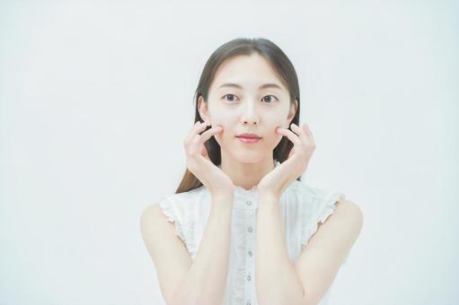 一位女士正在檢查她的皮膚狀況 一位女士正在檢查她的皮膚狀況