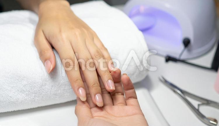 ネイルサロンで施術を受ける手元 ネイルサロン,手,ネイルの写真素材
