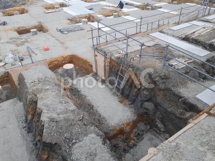 施工中の工事現場 土,杭,単管手摺の写真素材