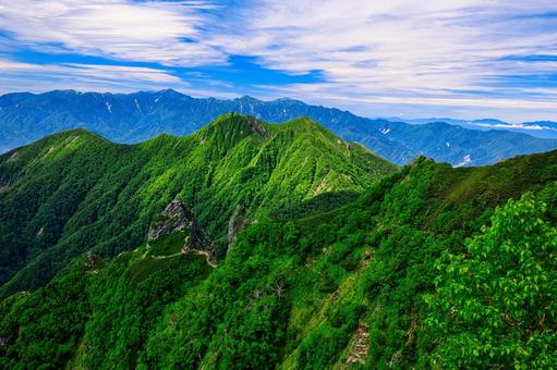八ヶ岳連峰の権現岳と南アルプス 八ヶ岳連峰の権現岳と南アルプスの写真