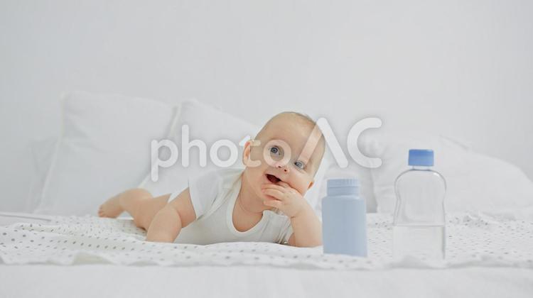 左指を口に入れ見上げる赤ちゃん 赤ちゃん,かわいい,指しゃぶりの写真素材